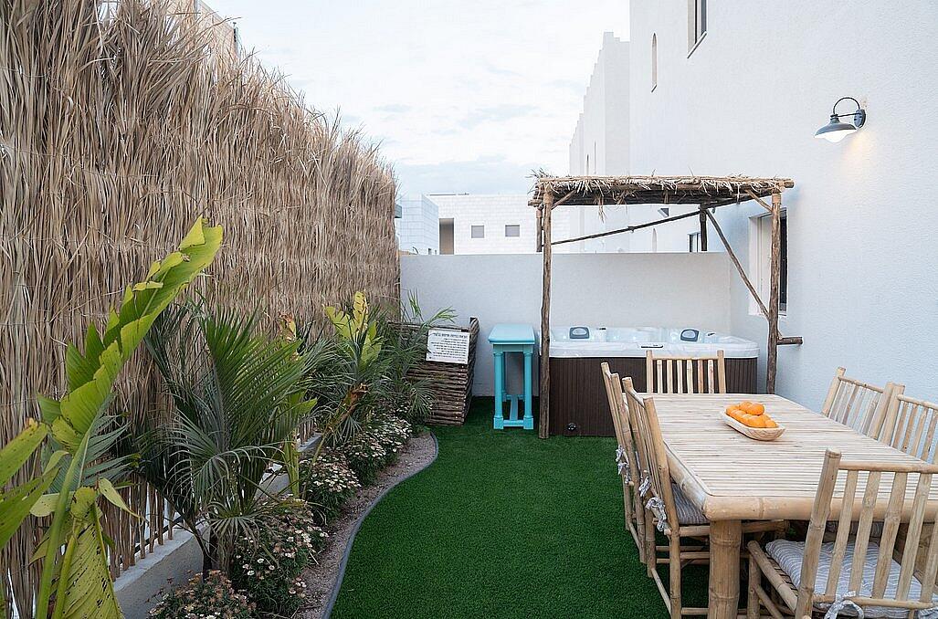 אלה סאן - וילה שקמה - פינת אוכל חיצונית לצד ג'קוזי