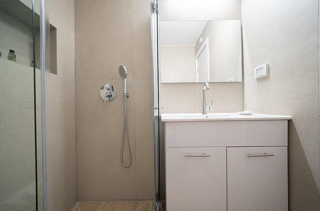 אלה סאן - וילה שקמה - חדר רחצה עם מקלחון וכיור