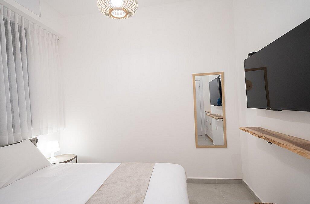 אלה סאן - וילה שקמה - חדר שינה עם מראת גוף וטלוויזיה