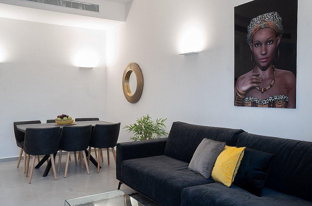 אלה סאן - וילה שקמה - סלון עם ספה ופינת אוכל